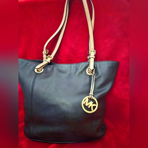 Michael Kors Handbags - Michael Kors Jet Set Black Leather Tote